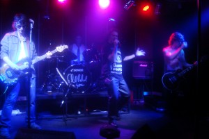 Backline interpretando increíbles covers en Richard's Pub.