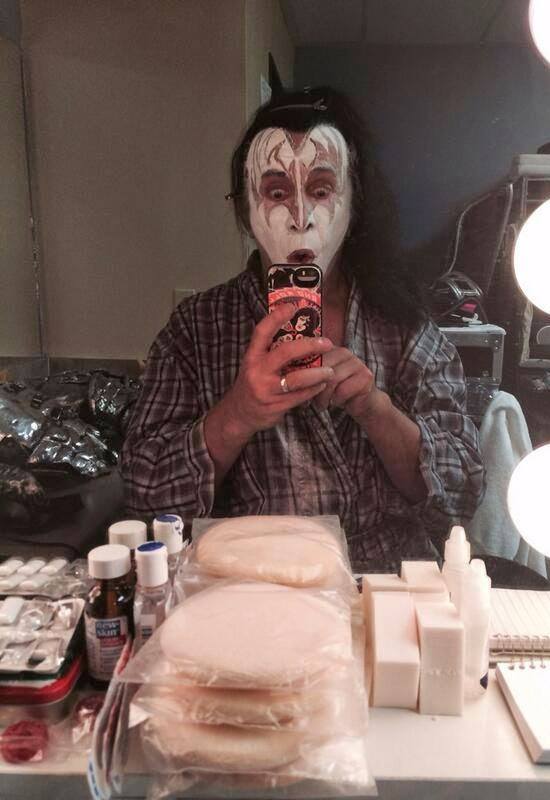 Gene Simmons preparandose para el primer show de la nueva gira