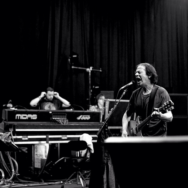 Stevie Young ensayando para lo que sera su presentación en los Grammy´s con AC/DC Stivie Young