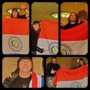 Mägo de Oz posando con la bandera Paraguaya