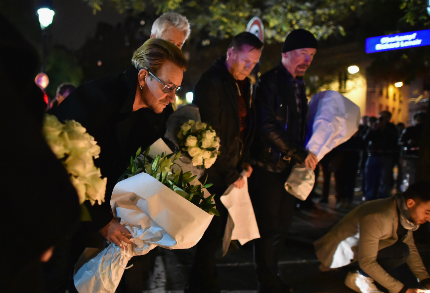 Bono y compañia llegan a Bataclan para rendir un pequeño homenaje a los fallecidos.