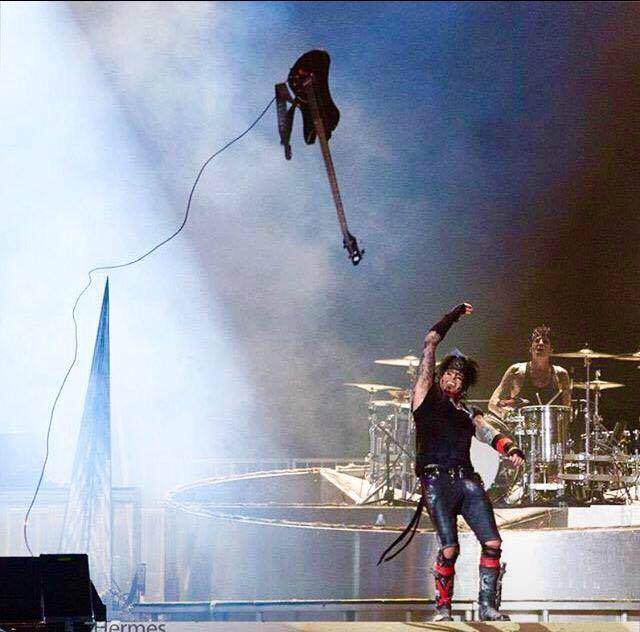 nikki bajo volando