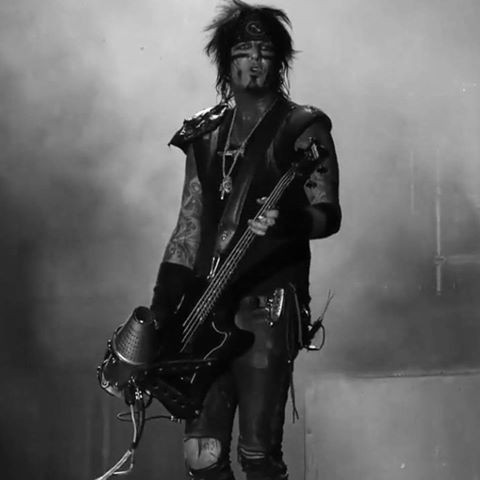 nikki blanco y negro