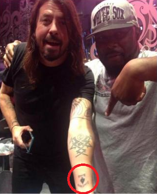 Marcado en circulo, el tatuaje del As de Picas.