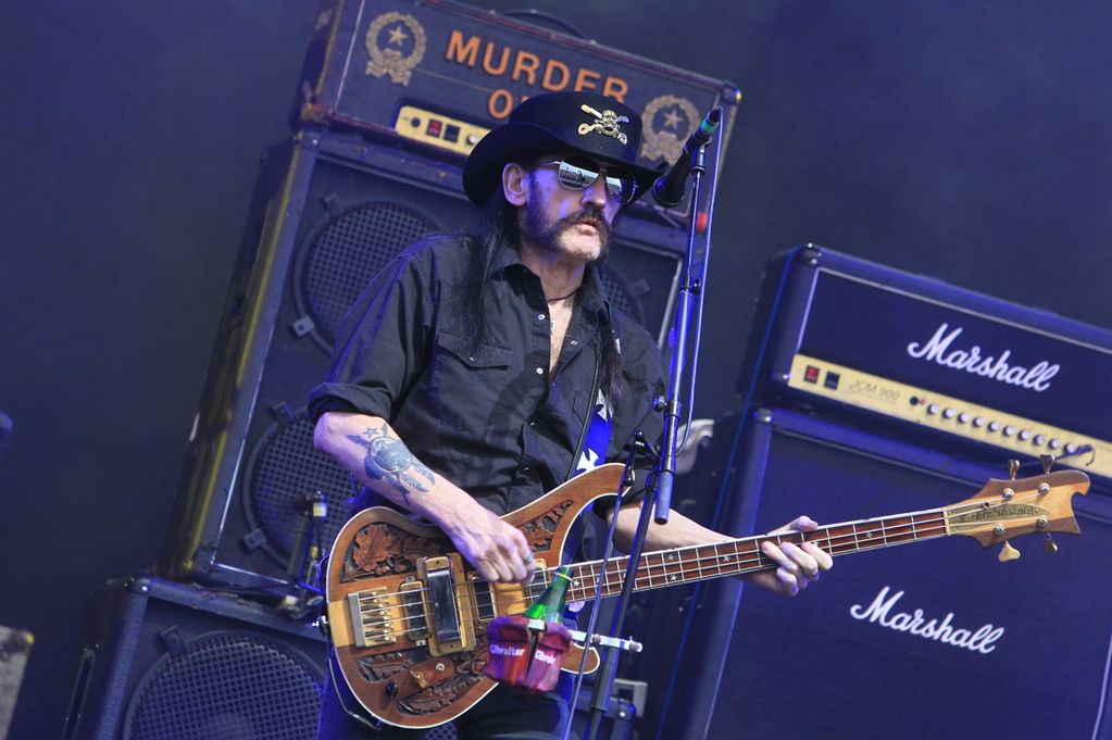 Motörhead en pleno show en el festival Glastonbury 2015.