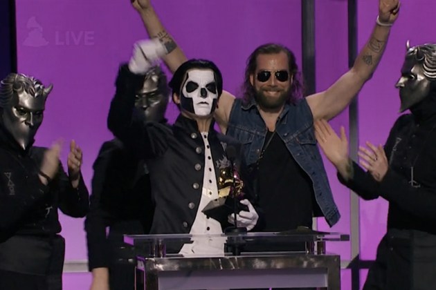 Ghost recibiendo el Grammy.